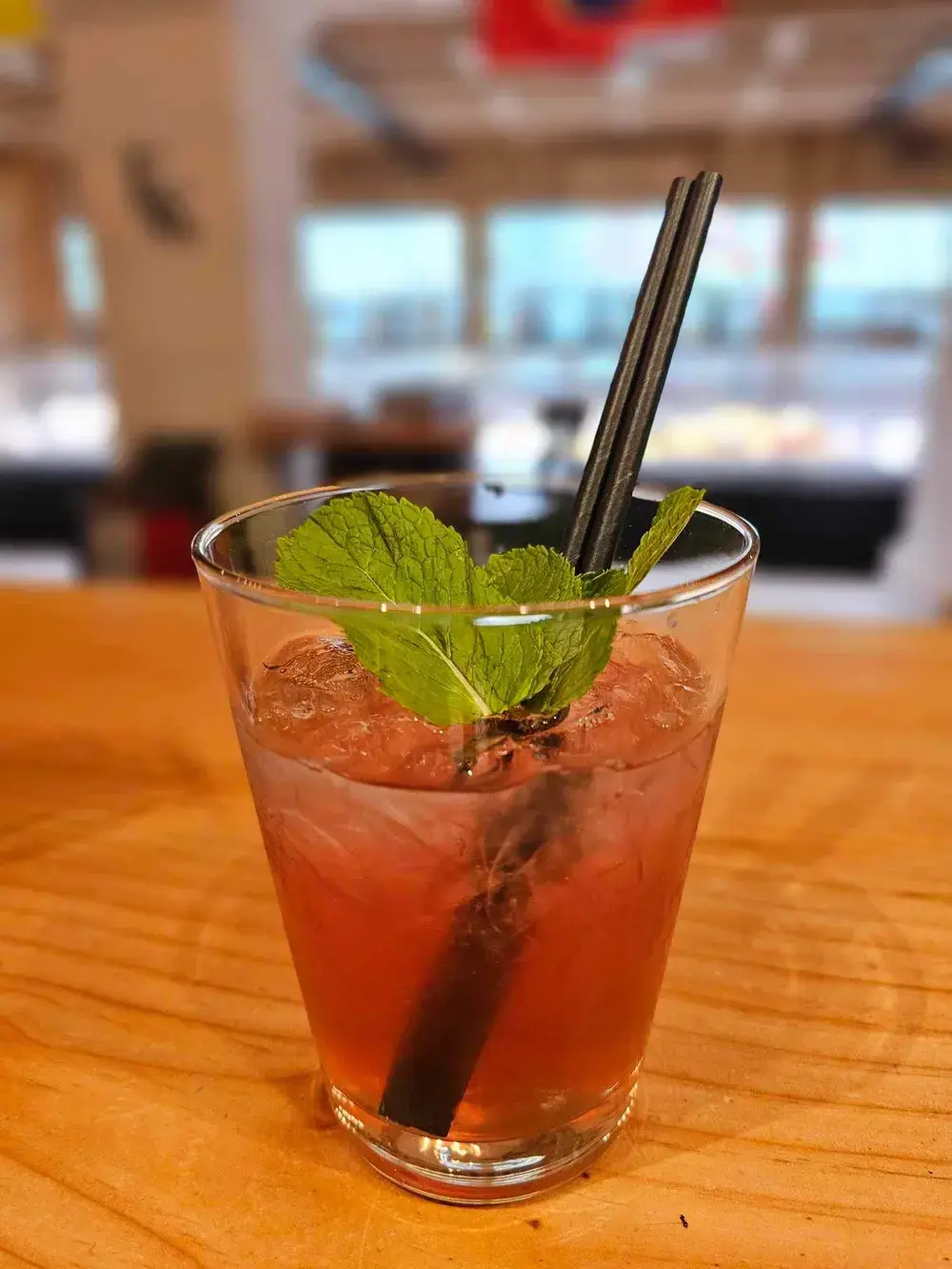Un cocktail glacé à la menthe fraîche, servi au comptoir.