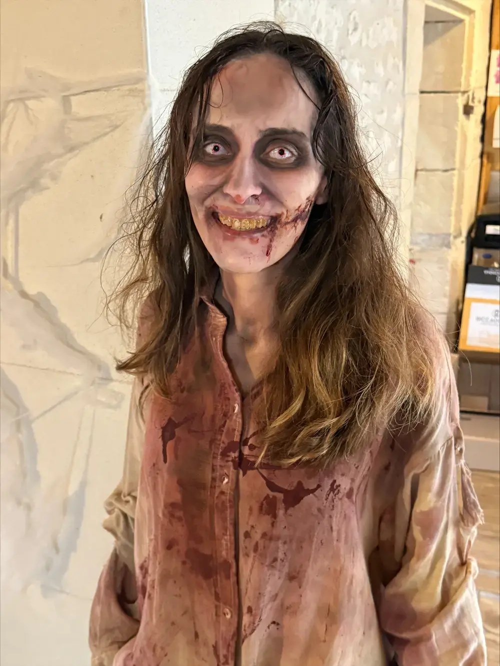 Une soirée déguisée : maquillage de zombie, chemise tachée de faux sang.