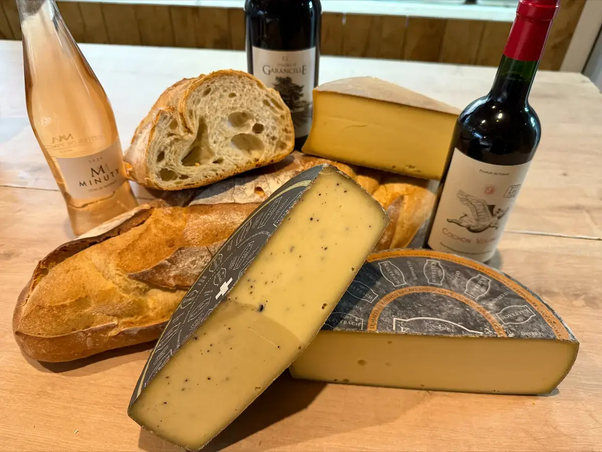 Une nature morte de produits d’épicerie fermière : bocaux, miels et confitures.