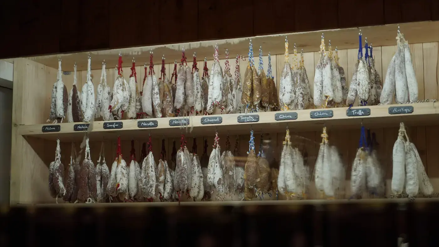 Le mur de saucissons du magasin, deux étagères, chacun son étiquette.