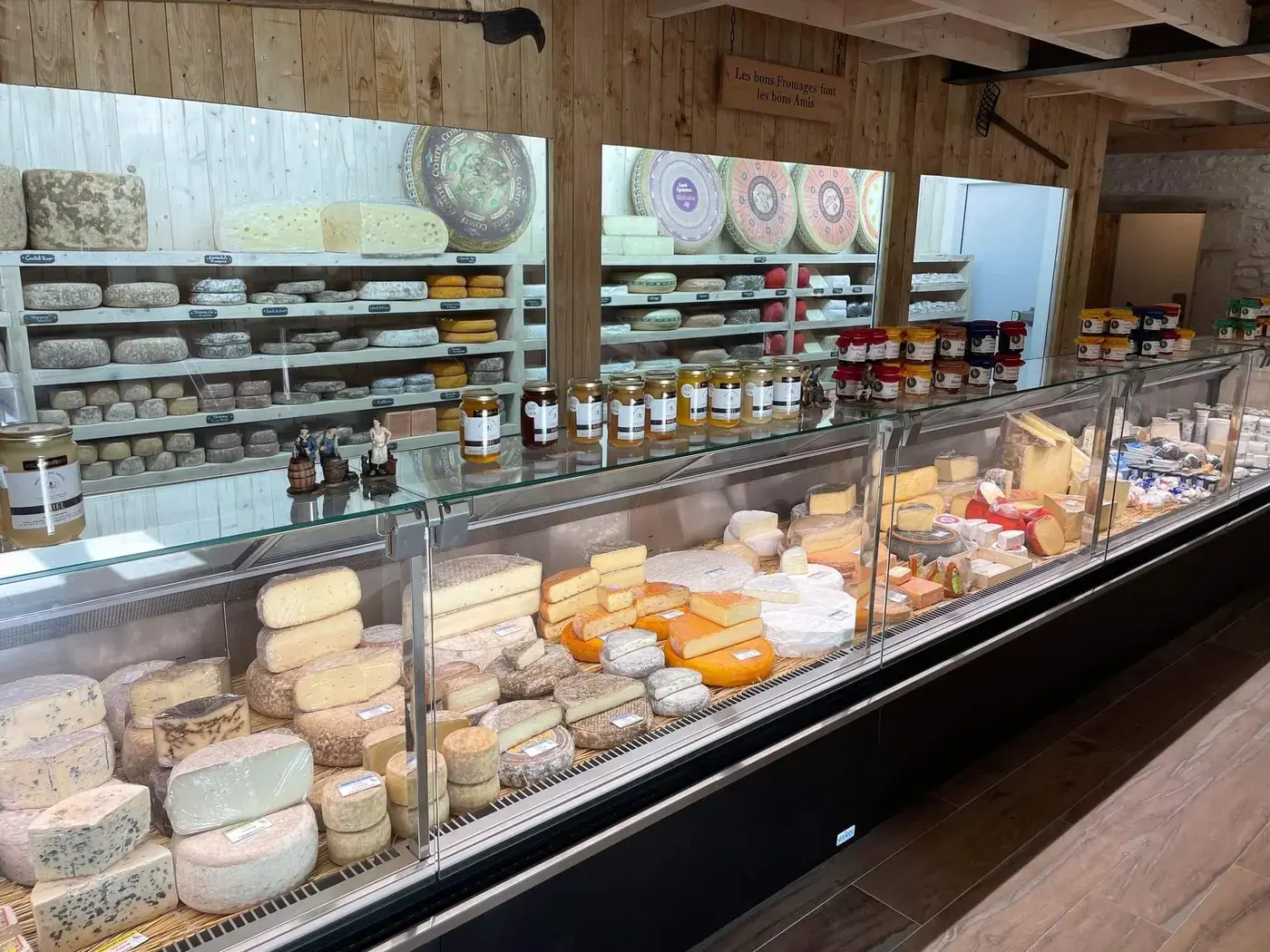 La vitrine réfrigérée du magasin, remplie de tommes, de chèvres et de pâtes pressées.